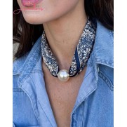 Halssjaal blauw ecru met parel sluiting 544 Halssjaal blauw ecru met parel sluiting 544